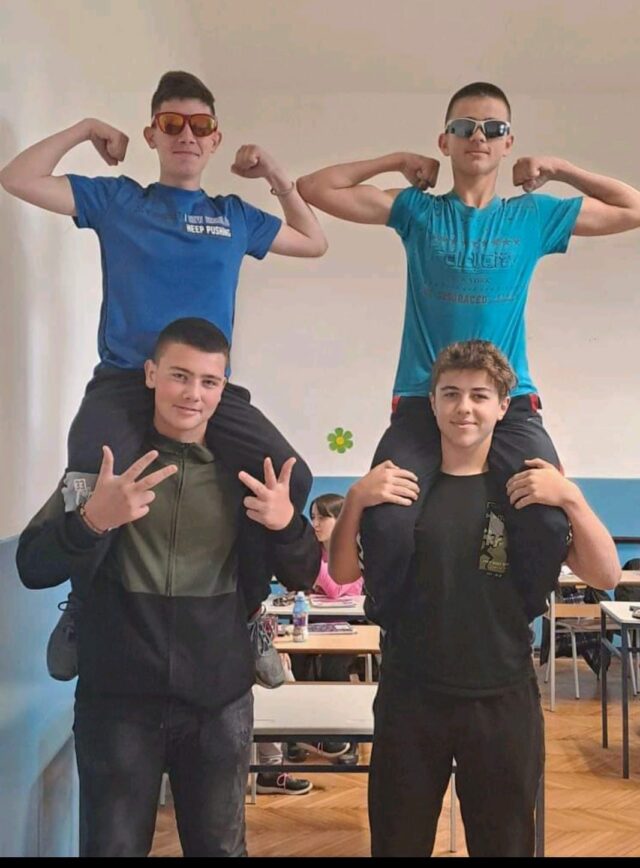 Nikola Milić, najmlađi ubijen dečak iz Malog Orašja, 
Kaže Bojana A.da možemo da koristimo fotke, samo da sve potpišemo.
