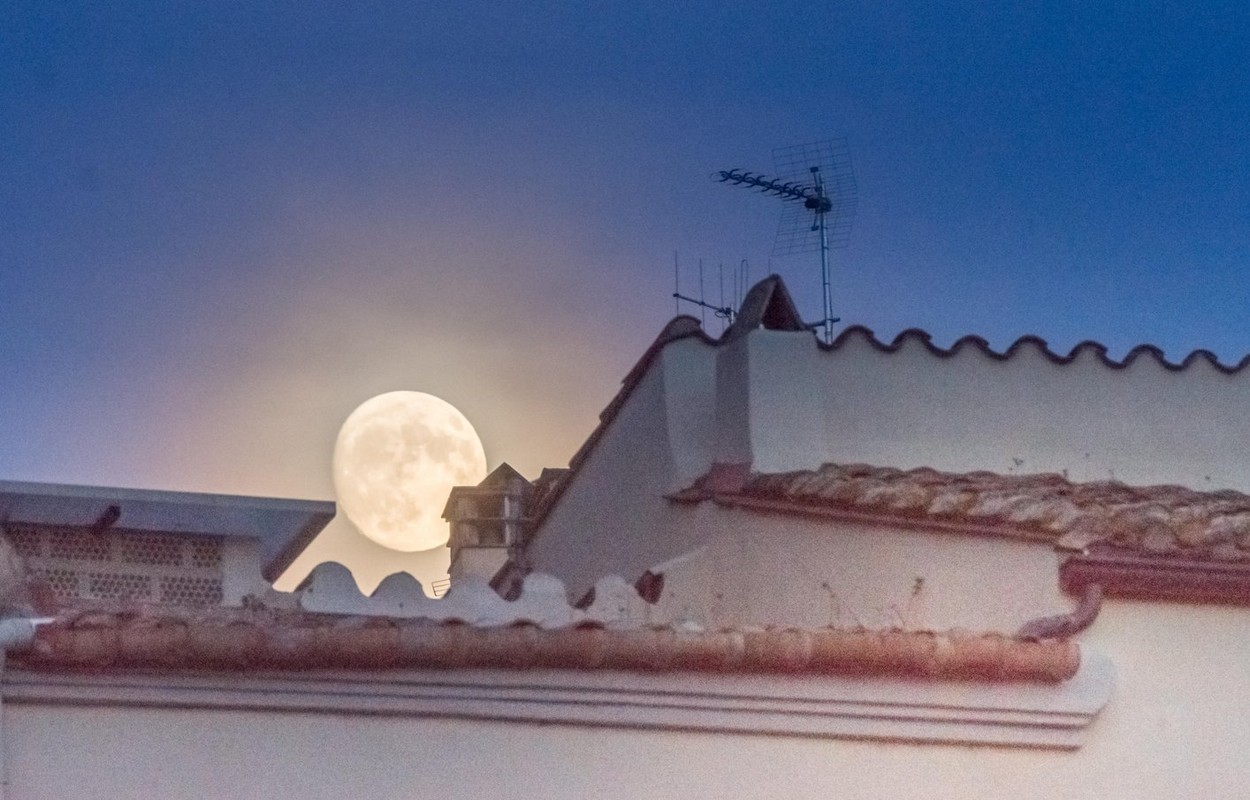 Supermoon over the roofs of the old city of Girona, Catalonia, Spain, November 2016,Image: 314529530, License: Royalty-free, Restrictions: , Model Release: no, Credit line: Luis Leamus / Alamy / Alamy / Profimedia