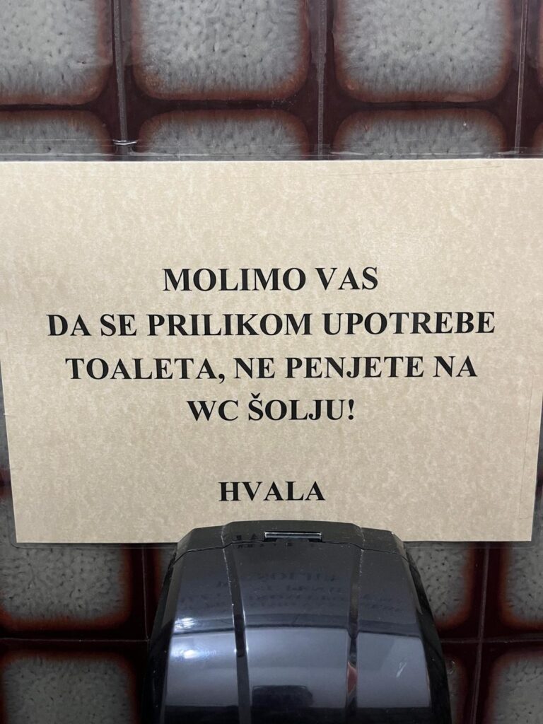 Restoran obavestenje o pravilnoj upotrebi toaleta