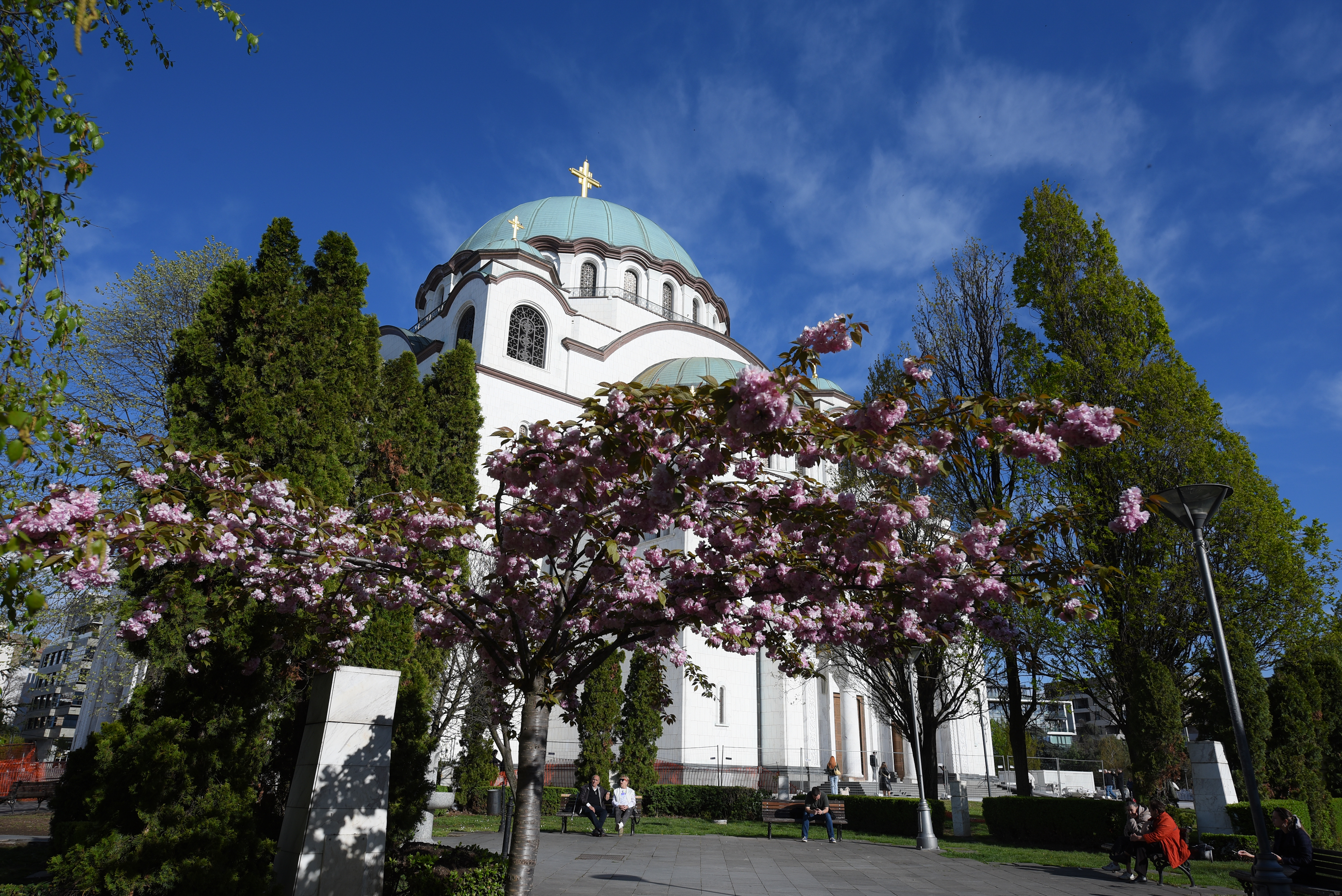 Beograd, 14. aprila 2023 - Sunèano popodne kod Hrama Svetog Save. Park kod Hrama. FOTO TANJUG/ MILO MILIVOJEVIÆ/bs