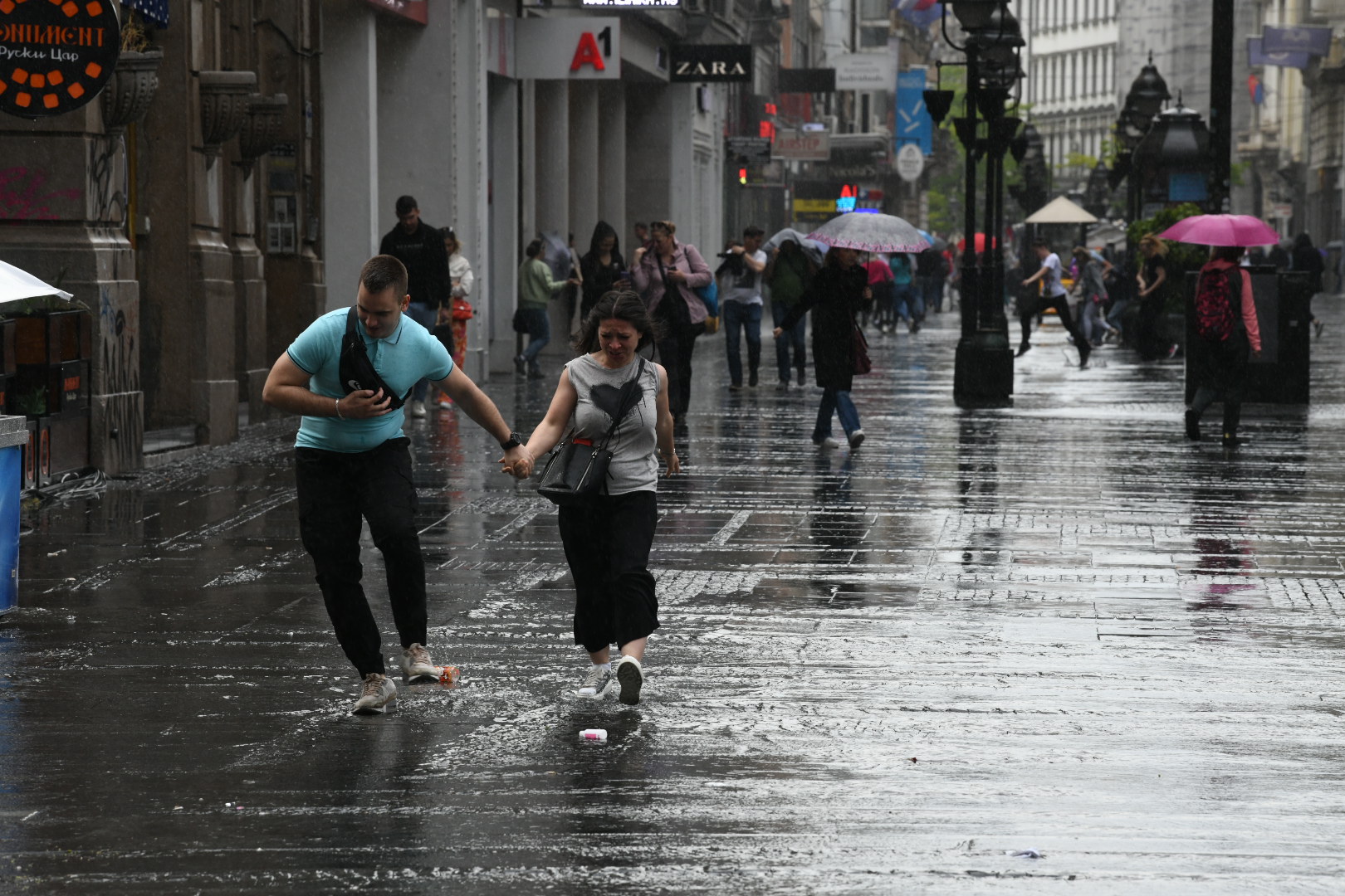 Beograd, 30.04.2023. pljusak, kiša, kišobran, vreme, vremenska prognoza, knez mihajlova ulica Foto: Vesna Lalić/Nova.rs