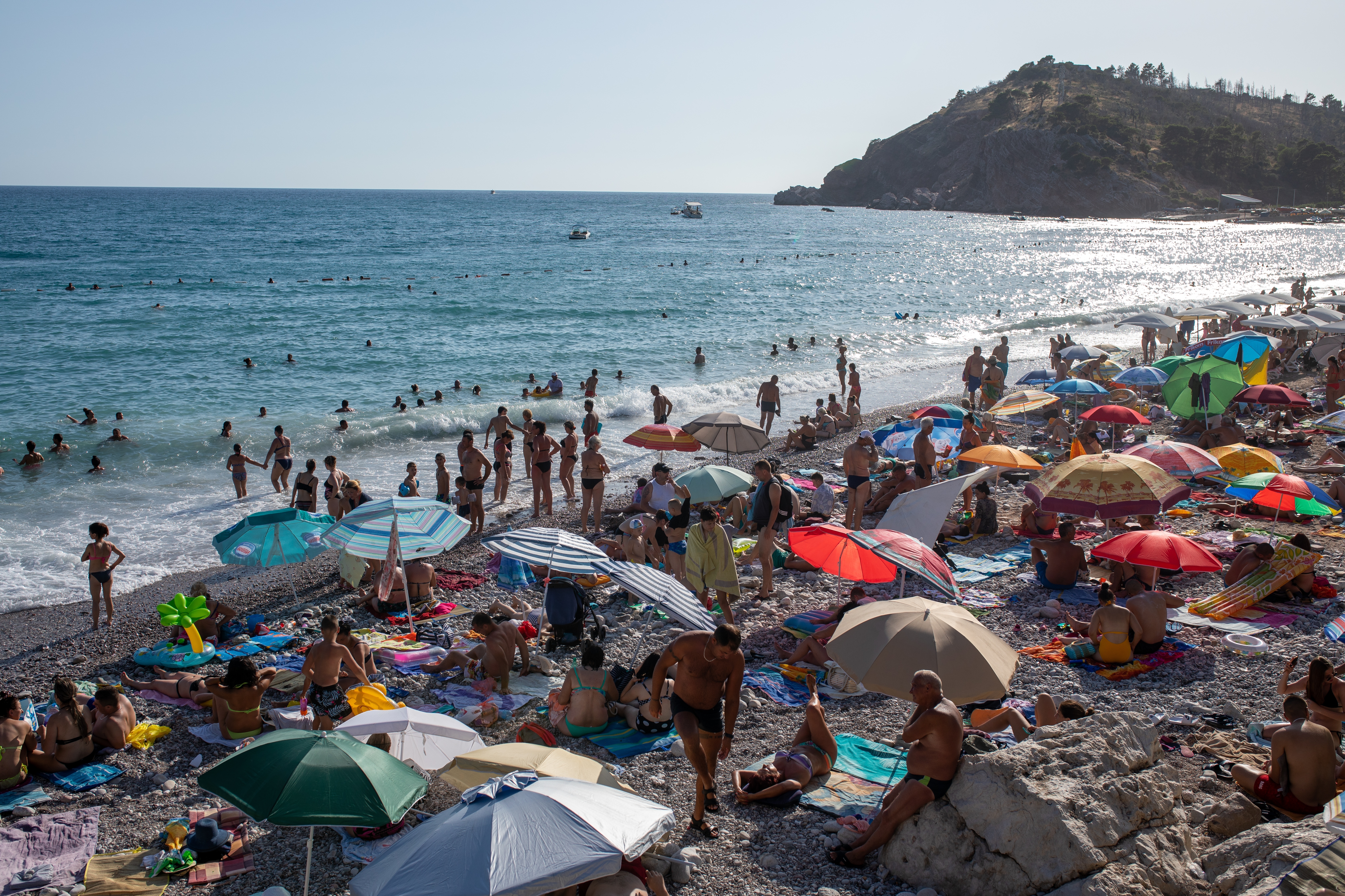 Sutomore,,Montenegro,-,July,15,,2021:,Crowd,On,The,Beach,