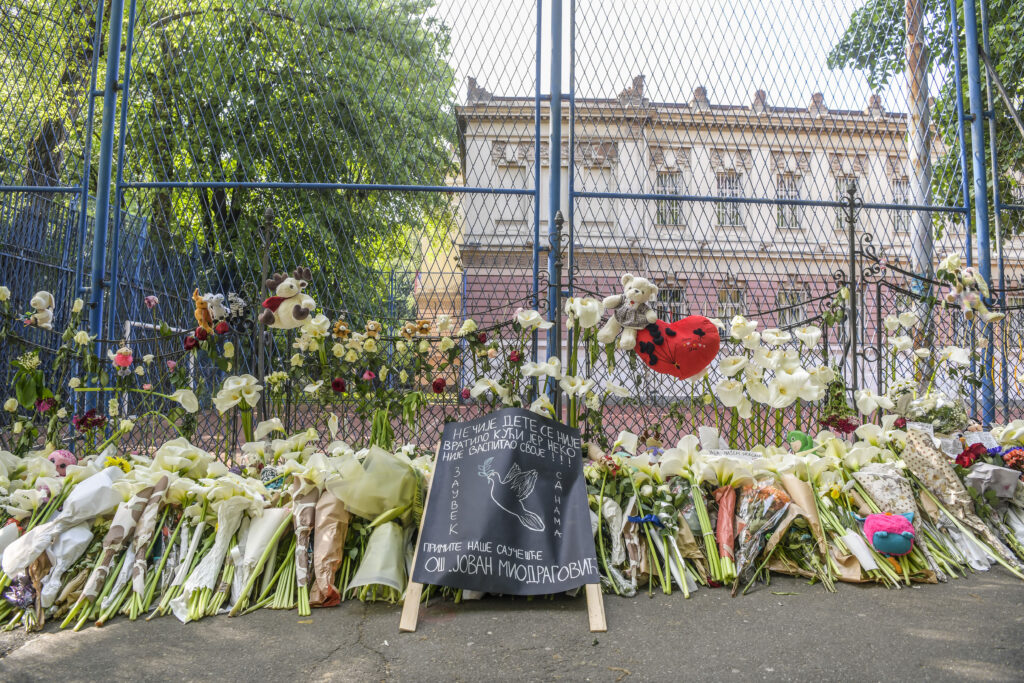 Beograd 05.05.2023. Knjiga žalosti. Upisivanje građana u knjigu žalosti ispred osnovne škole Vladislav Ribnikar Foto: Goran Srdanov/Nova.rs