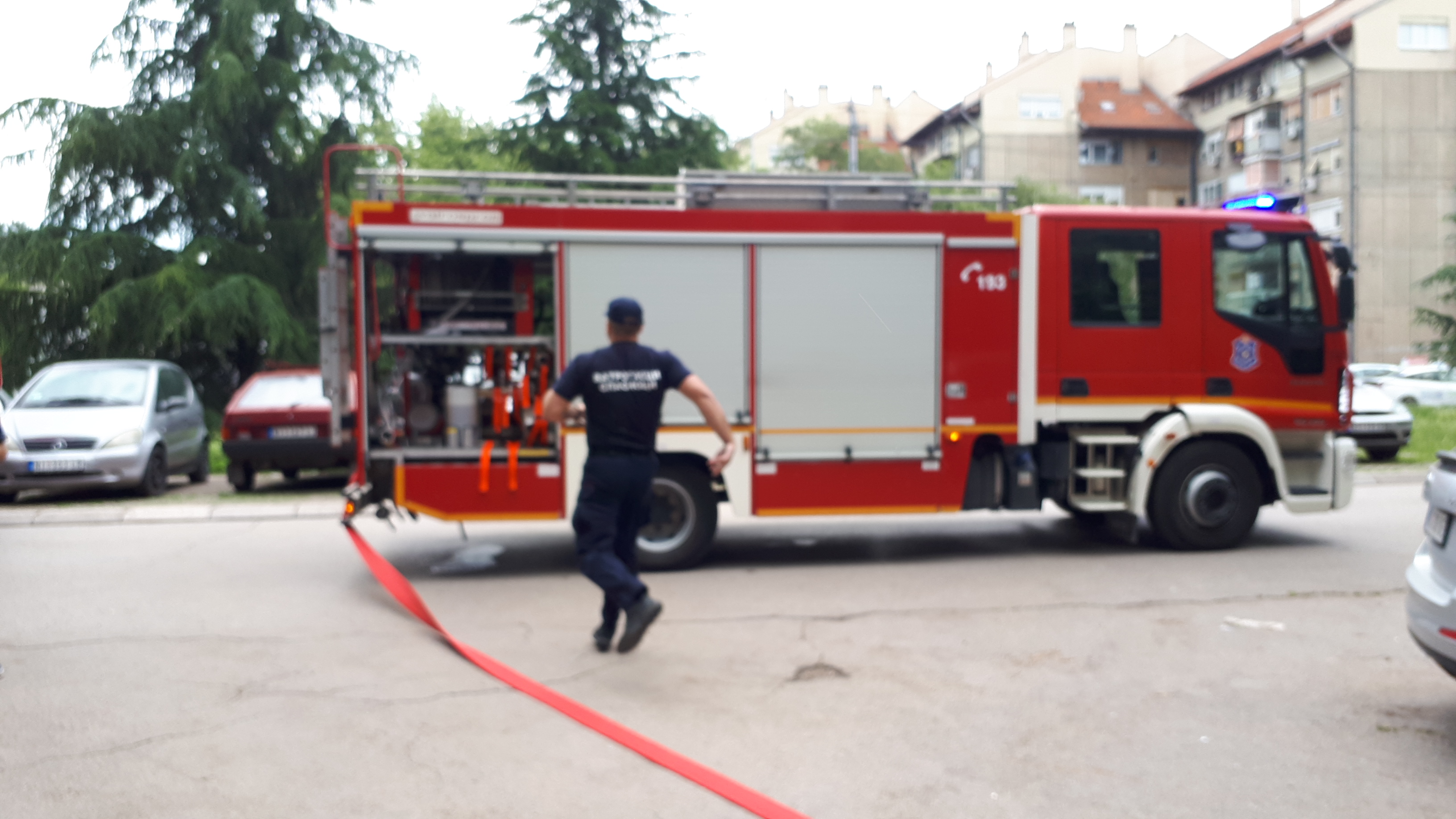 Muškarac spašen iz požara u stanu u višespratnici u Nišu