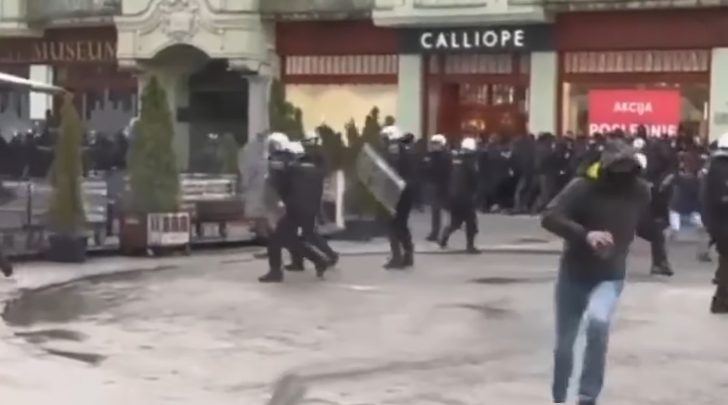 Snimak okršaja navijača i policije u Novom Sadu,Navijači, Novi Sad, tuča, Vojvodina, Partizan