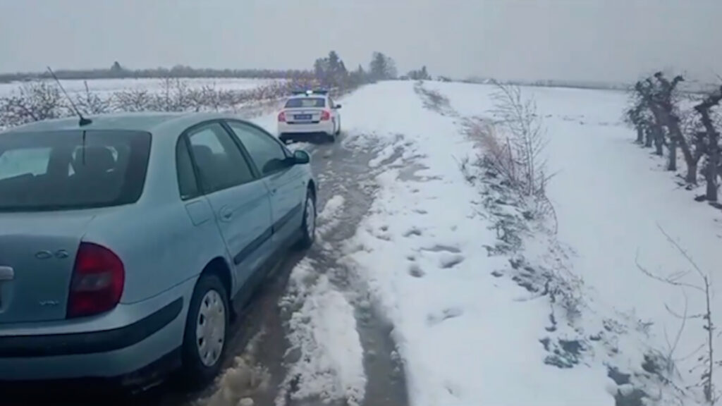 Spašena zavejana porodicu od strane policajca
