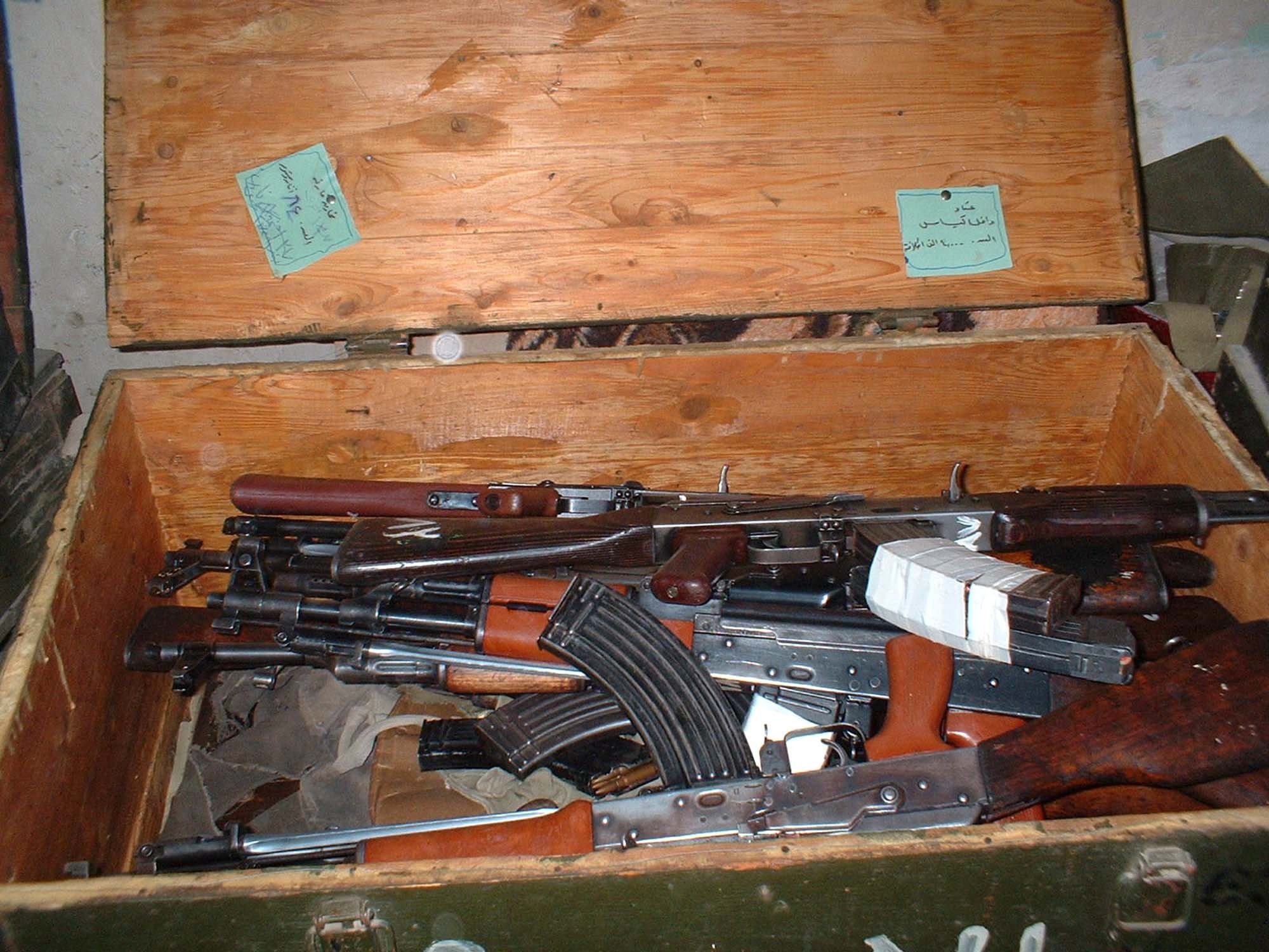 Automatska puška AK-47 oružje