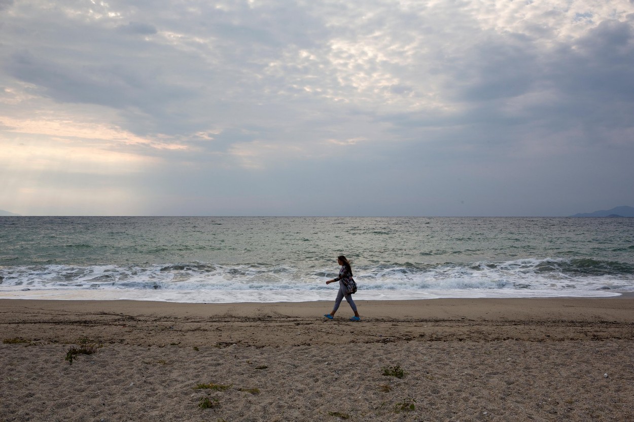 Thessaloniki, Greece. 29th August, 2014. Morning stroll at the beach in Nea Vrasna, Thessaloniki, Greece on August 29, 2014. © Konstantinos Tsakalidis/Alamy Live News