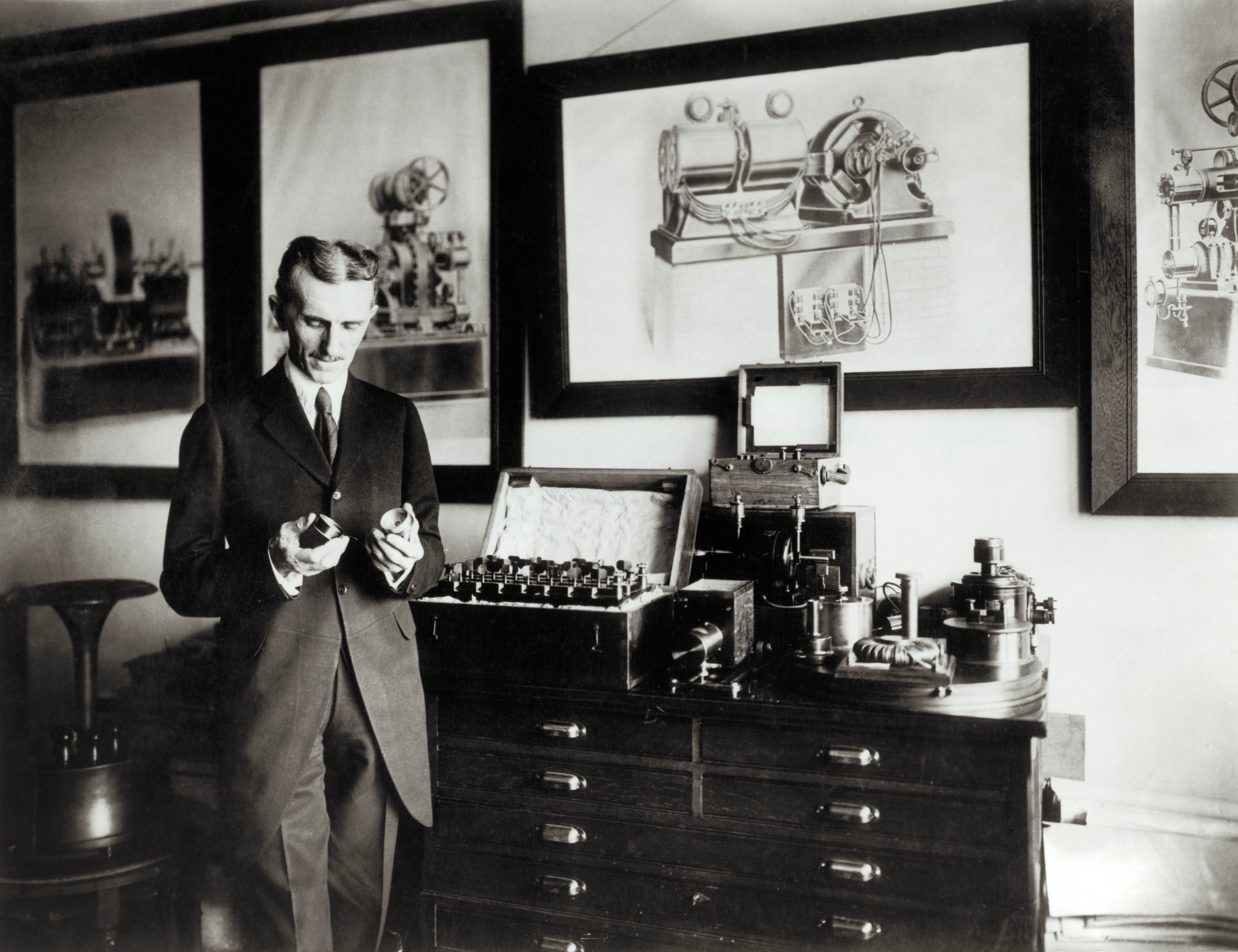 Nikola Tesla, Serb-US physicist