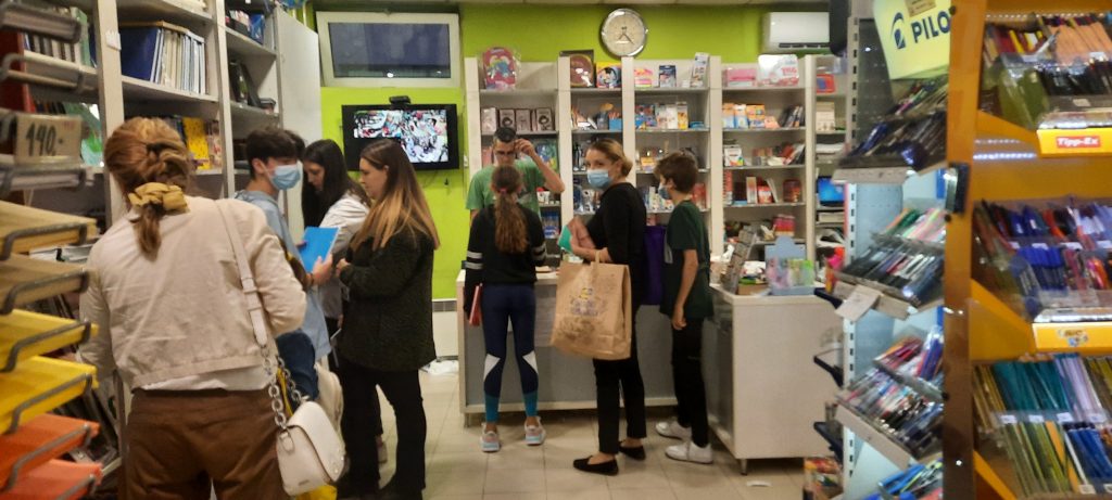 Uzice 01. septembar 2021. Kupovina skolskog pribora u knjizari, knizara, skolski pribor, sveske, olovke, oprema za skolu Foto:Slavica Panić/Nova.rs