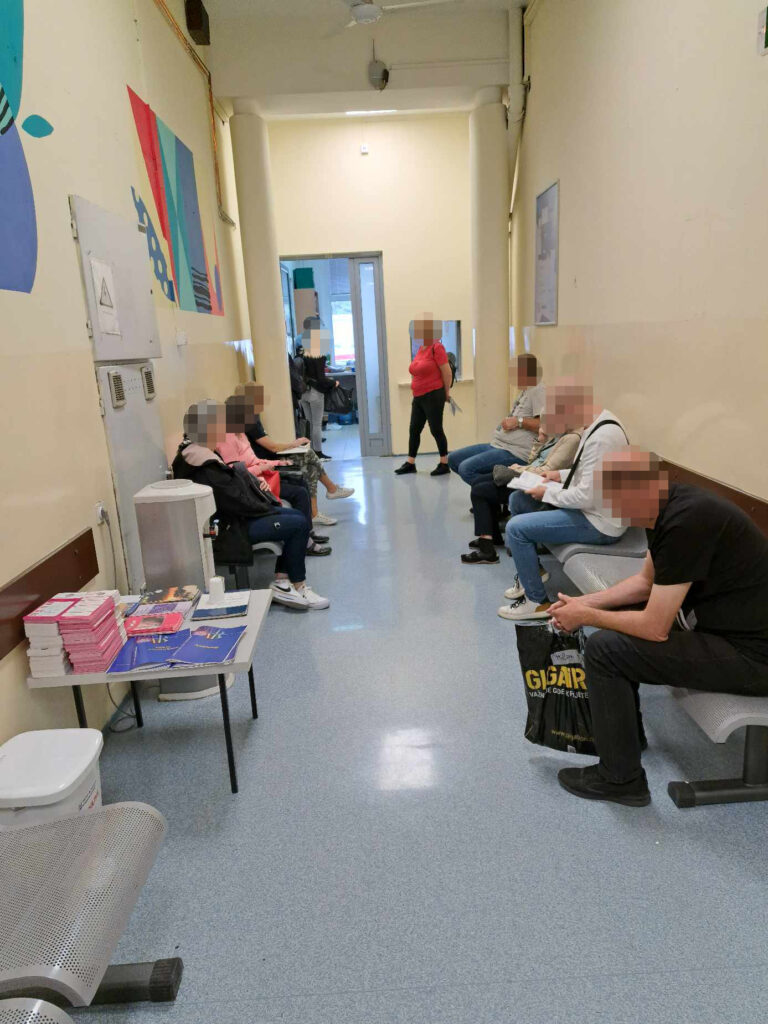 Institut za onkologiju i radiologiju Srbije, pacijenti, gužva, hodnik, čekaonica Foto: Nova.rs