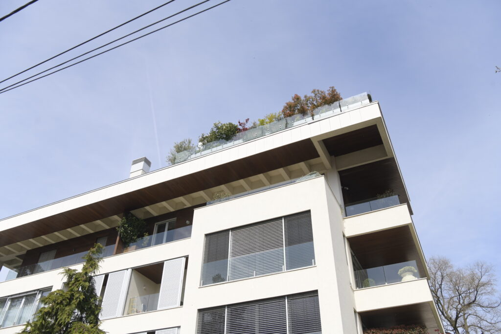 Beograd 13. april 2023. Zgrada Ambasador park Dedinje Foto:Goran Srdanov/Nova.rs Sime Lozanica 10, zgrada u kojoj je stan kupio kripto prevarant Do Kvon