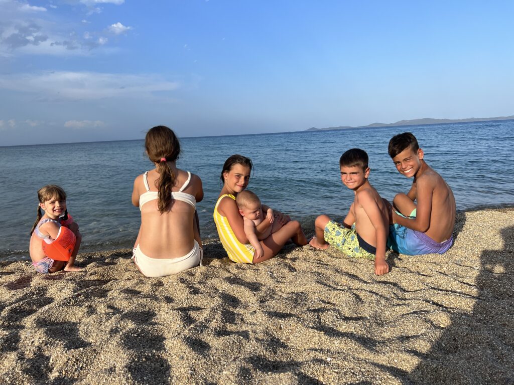 Porodica Kostic na letovanju, kako izgleda letovanje sa sestoro dece