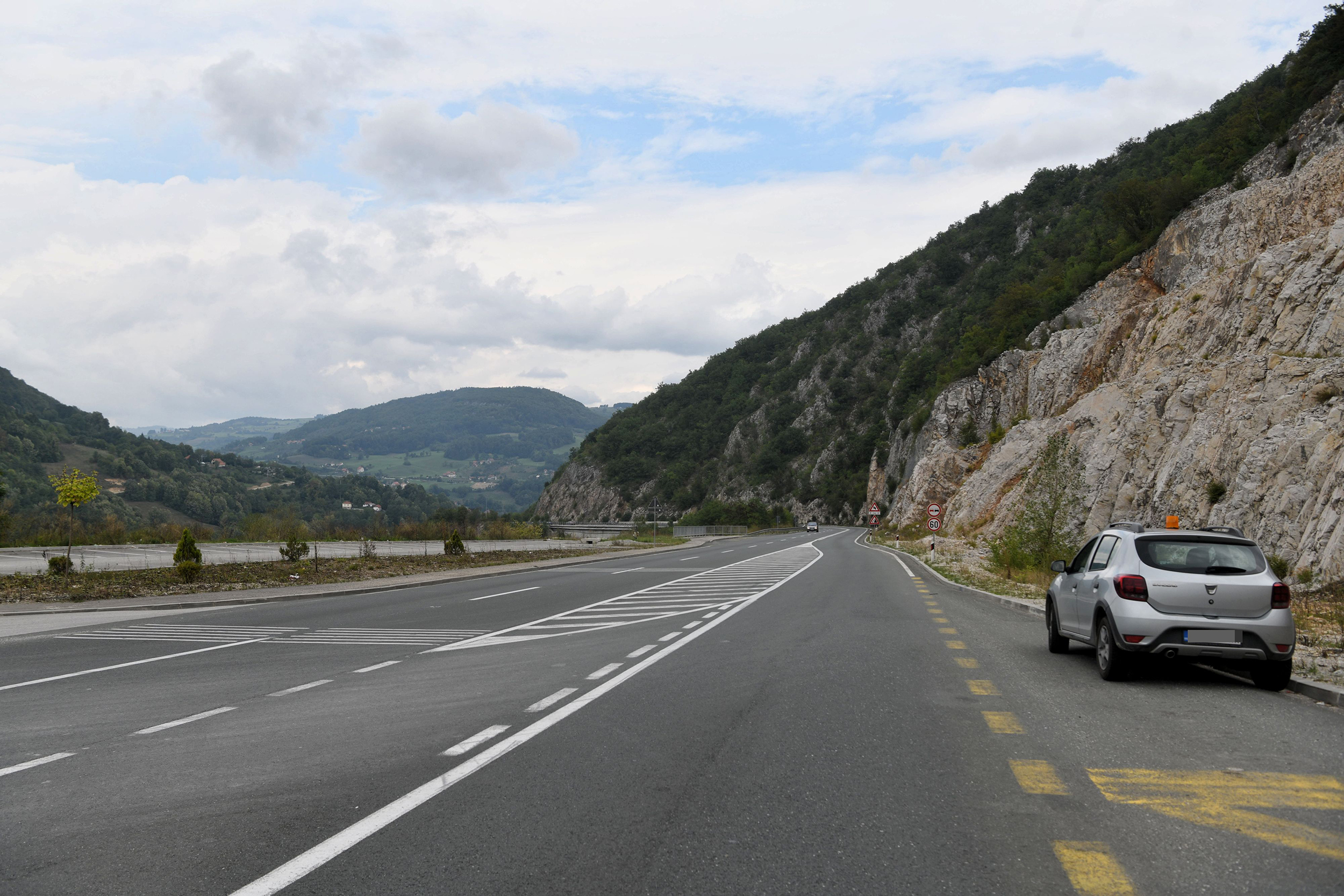 Užice 11.09.2022. Nesreca automobilska, udes, stradali putnici, put za Uzice, automobil se zakucao u stenu
Magistralni put Užice