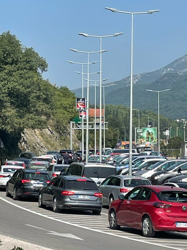 snimci kilometarske kolone iz Igala ka Debelom brijegu prelazu izmedju Crne Gore i Hrvatske