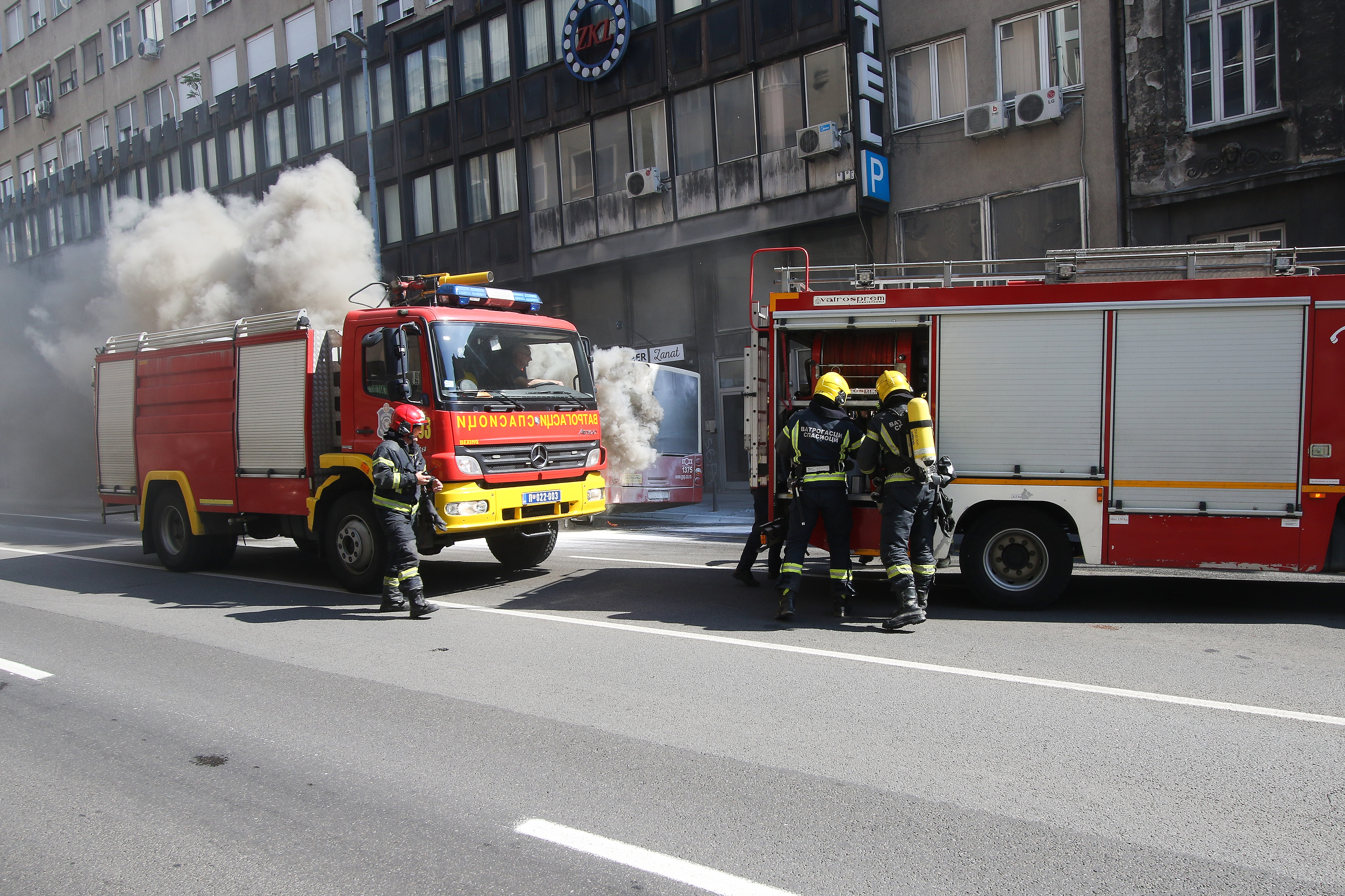 01, June, 2022, Belgrade - A public transport bus caught fire in Zeleni venac Street.. Photo: M.K./ATAImages
01, jun, 2022, Beograd - Autobus gradskog javnog prevoza se zapalio u ulici Zeleni venac. Photo: M.K./ATAImages
