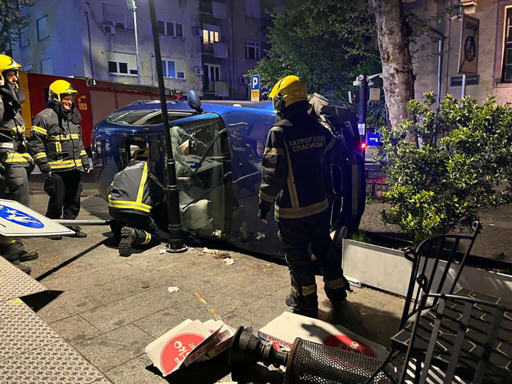 SAOBRACAJNA NESRECA U ULICI STRAHINJICA BANA, POLICIJA, UVIDJAJ, HITNA,