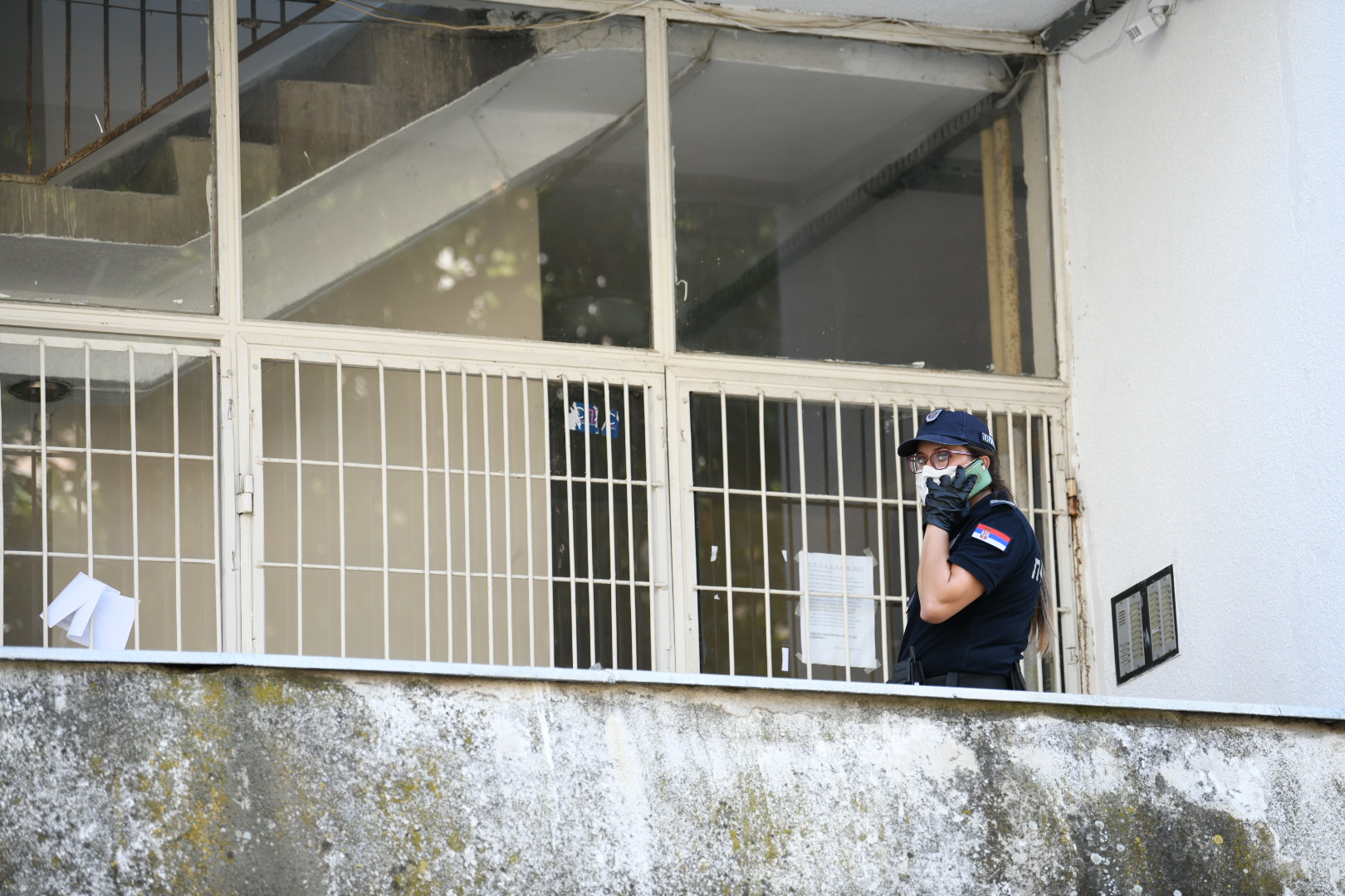 Lazarevac 21. avgust 2020. Zena skocila sa terase sa detetom u narucju dok je muz spavao u susednoj sobi, samoubistvo i ubistvo deteta, zgrada u kojoj se dogodila nesreca i policija koja vrsi uvidjaj Foto:Vesna Lalić/Nova.rs