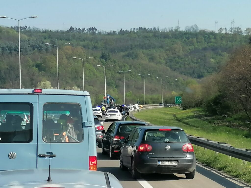 Beograd, 20. aprila 2023 - Najmanje dvoje ljudi jutros je povreðeno u sudaru tri vozila na auto-putu kod Bubanj potoka, to je dovelo do potpune obustave saobraæaja. FOTO TANJUG/ MARIJA STOIÆ/fotografija niske rezolucije/bs