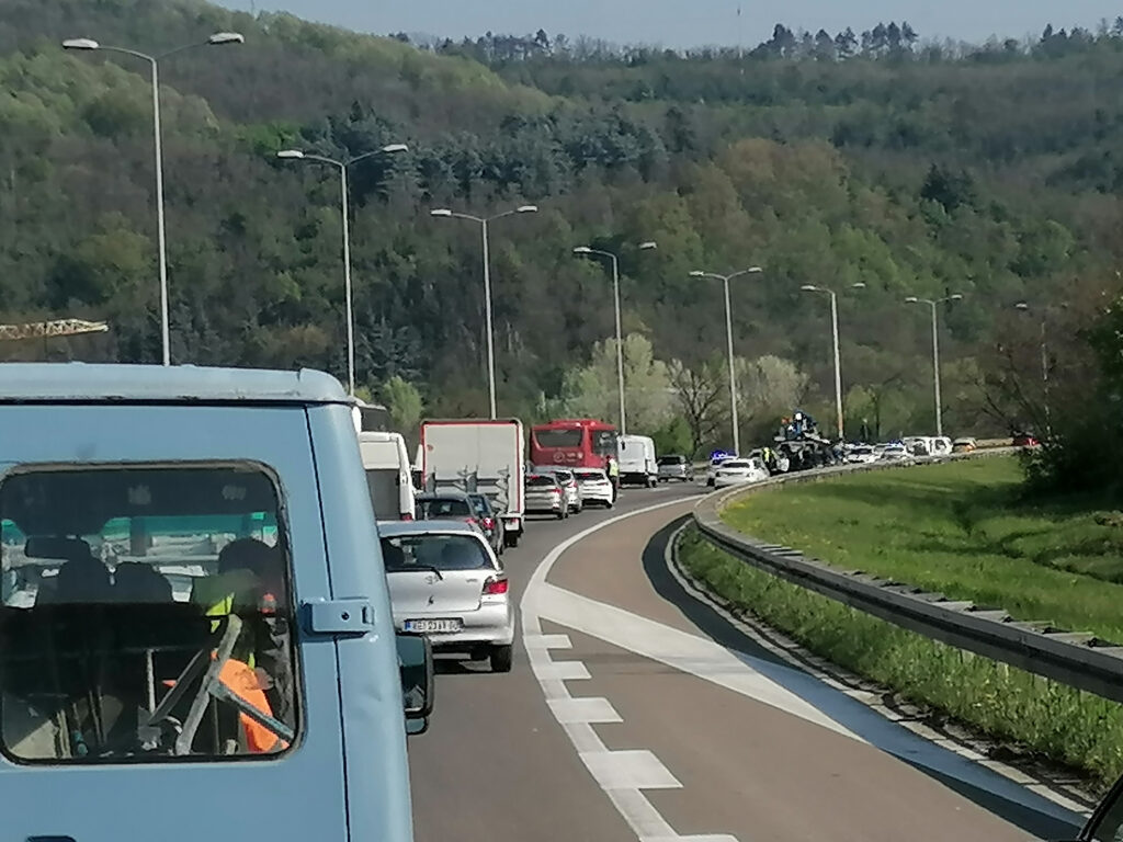 Beograd, 20. aprila 2023 - Najmanje dvoje ljudi jutros je povređeno u sudaru tri vozila na auto-putu kod Bubanj potoka, što je dovelo do potpune obustave saobraćaja. FOTO TANJUG/ MARIJA STOŠIĆ/fotografija niske rezolucije/bs