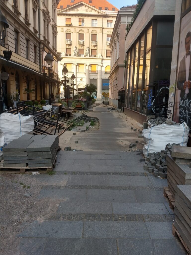 Uskočka ulica, ugao sa Knez Mihailovom ulicom, raskopana ulica, radovi Foto: Privatna arhiva