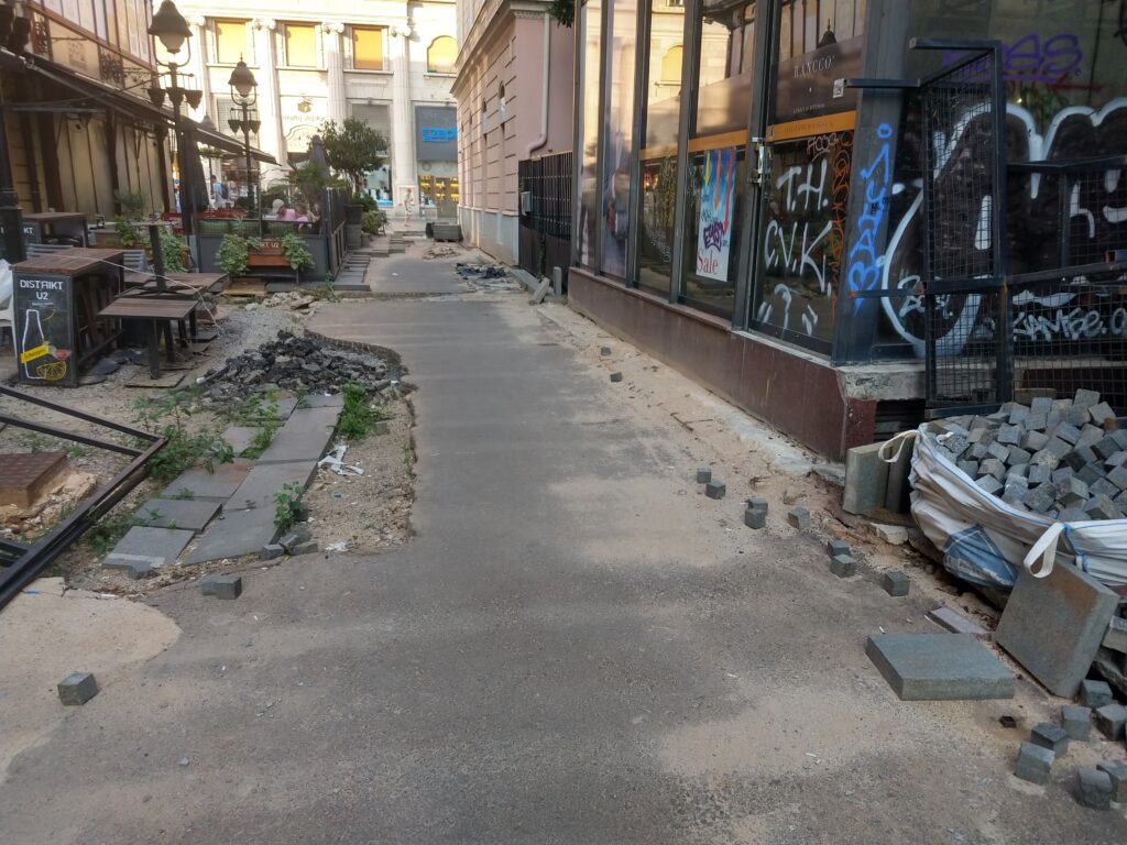 Uskočka ulica, ugao sa Knez Mihailovom ulicom, raskopana ulica, radovi Foto: Privatna arhiva