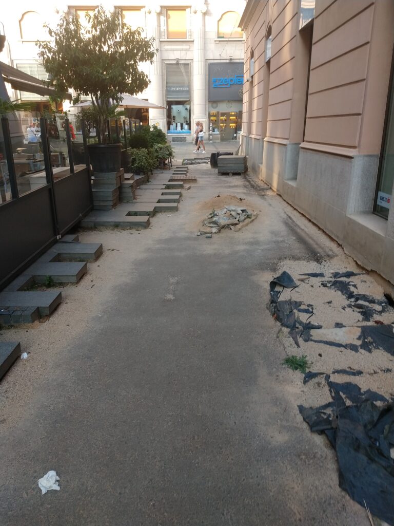 Uskočka ulica, ugao sa Knez Mihailovom ulicom, raskopana ulica, radovi Foto: Privatna arhiva