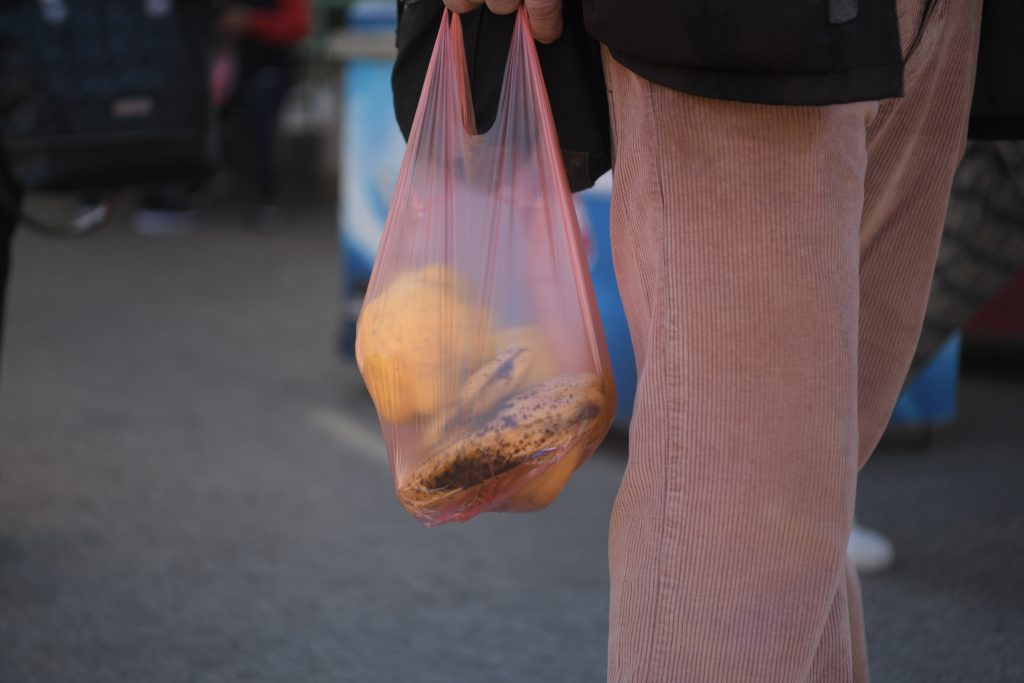Beograd 18.10.2022. Pijaca, cene, kupovina, kesa, voća, siromaštvo Foto: Dragan Mujan/Nova.rs