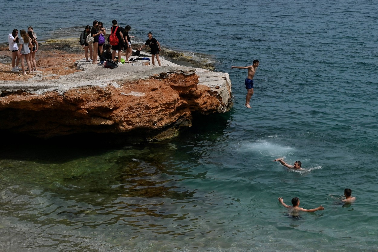 Youth swimm in the sea in an Athens southern suburb on May 13, 2023.,Image: 775615677, License: Rights-managed, Restrictions: , Model Release: no, Credit line: Louisa GOULIAMAKI / AFP / Profimedia