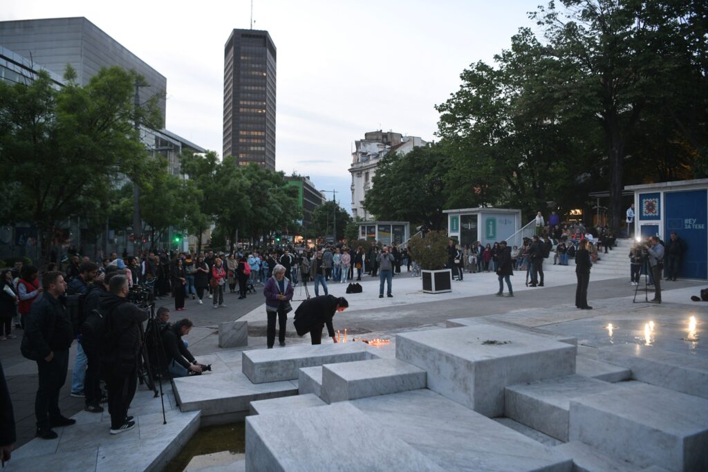 Beograd 03. maj 2023. Posle pucnjave u školi Paljenje sveća ispred Osnovne škole Vladislav Ribnikar  i na Cvetnom trgu, odavanje počasti nastradaloj deci i portiru Foto:Filip Krainčanić/Nova.rs