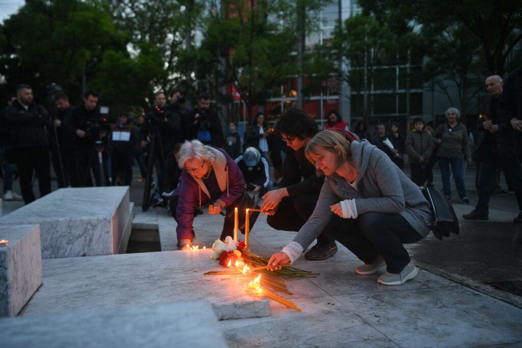 Beograd 03. maj 2023. Posle pucnjave u školi Paljenje sveća ispred Osnovne škole Vladislav Ribnikar  i na Cvetnom trgu, odavanje počasti nastradaloj deci i portiru Foto:Filip Krainčanić/Nova.rs