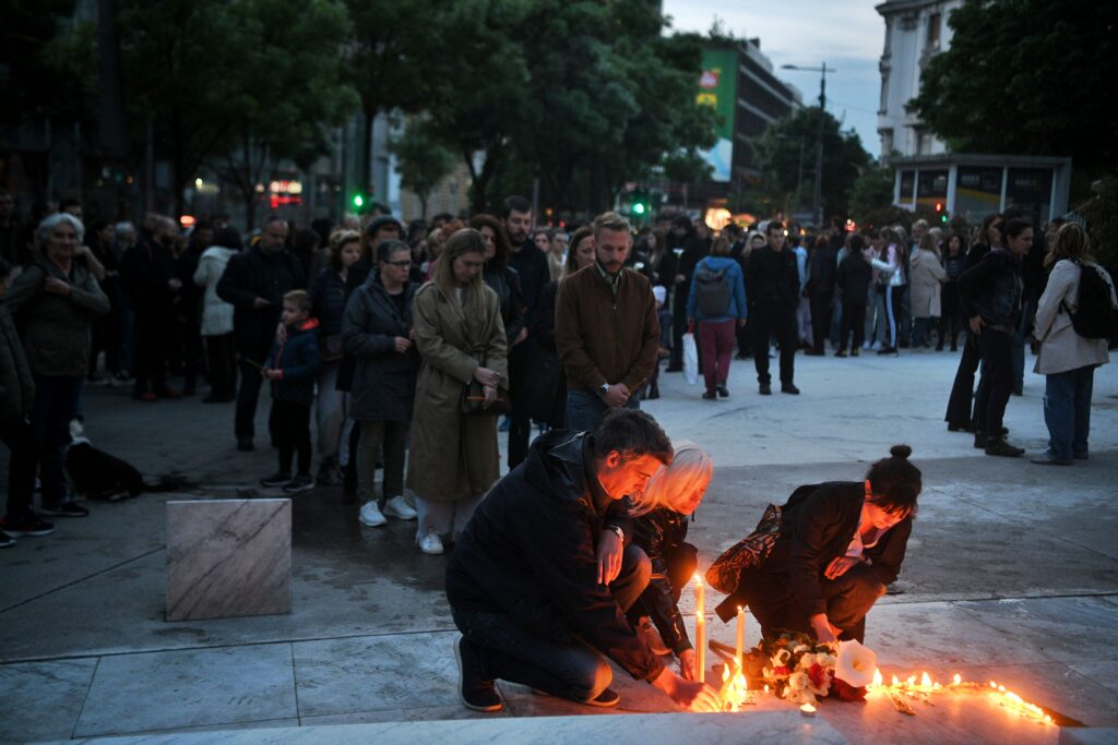 Beograd 03. maj 2023. Posle pucnjave u školi Paljenje sveća ispred Osnovne škole Vladislav Ribnikar  i na Cvetnom trgu, odavanje počasti nastradaloj deci i portiru Foto:Filip Krainčanić/Nova.rs