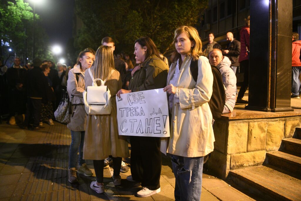 Beograd 03. maj 2023. Posle pucnjave u školi Paljenje sveća ispred Osnovne škole Vladislav Ribnikar  i na Cvetnom trgu, odavanje počasti nastradaloj deci i portiru Foto:Filip Krainčanić/Nova.rs