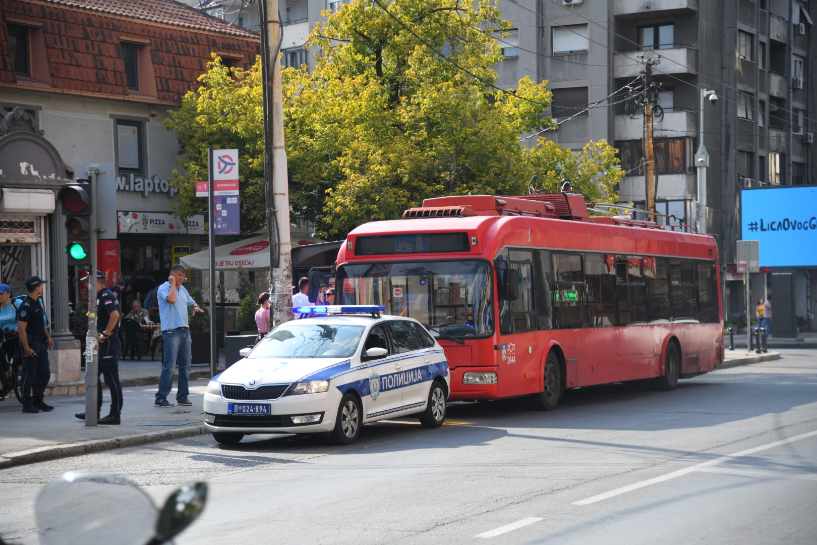 Beograd 02.08.2021. Saobraćajna nesreća, nezgoda, udes, trolejbus, policija, Crveni Krst, ugao Makenziijeve i Katanićeve, Makenzijeva, Katanićeva, ulica Foto: Nemanja Jovanović/Nova.rs