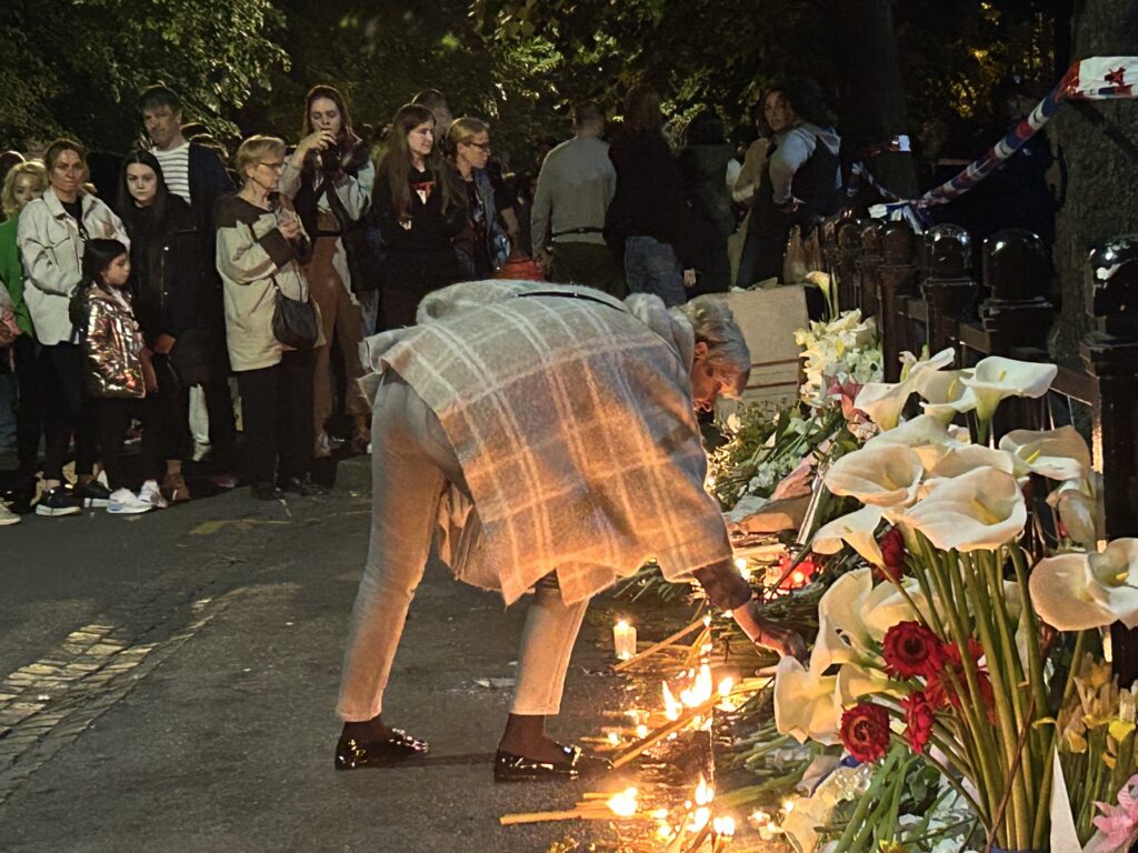 Beograd 03. maj 2023. Posle pucnjave u školi Paljenje sveća ispred Osnovne škole Vladislav Ribnikar  i na Cvetnom trgu, odavanje počasti nastradaloj deci i portiru Foto:Vladislav Mitić/Nova.rs