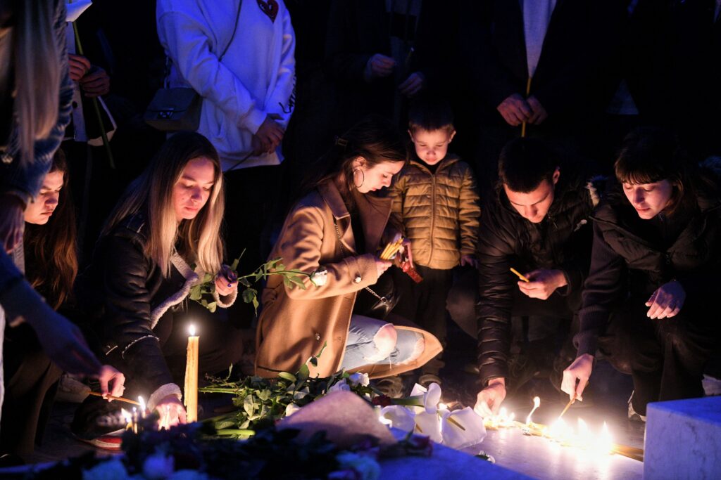 Beograd 03. maj 2023. Posle pucnjave u školi Paljenje sveća ispred Osnovne škole Vladislav Ribnikar  i na Cvetnom trgu, odavanje počasti nastradaloj deci i portiru Foto:Filip Krainčanić/Nova.rs