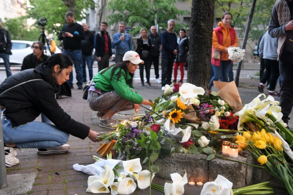 Beograd 03. maj 2023. Posle pucnjave u školi Paljenje sveća ispred Osnovne škole Vladislav Ribnikar odavanje počasti nastradaloj deci i portiru Foto: Filip Krainčanić/Nova.rs
