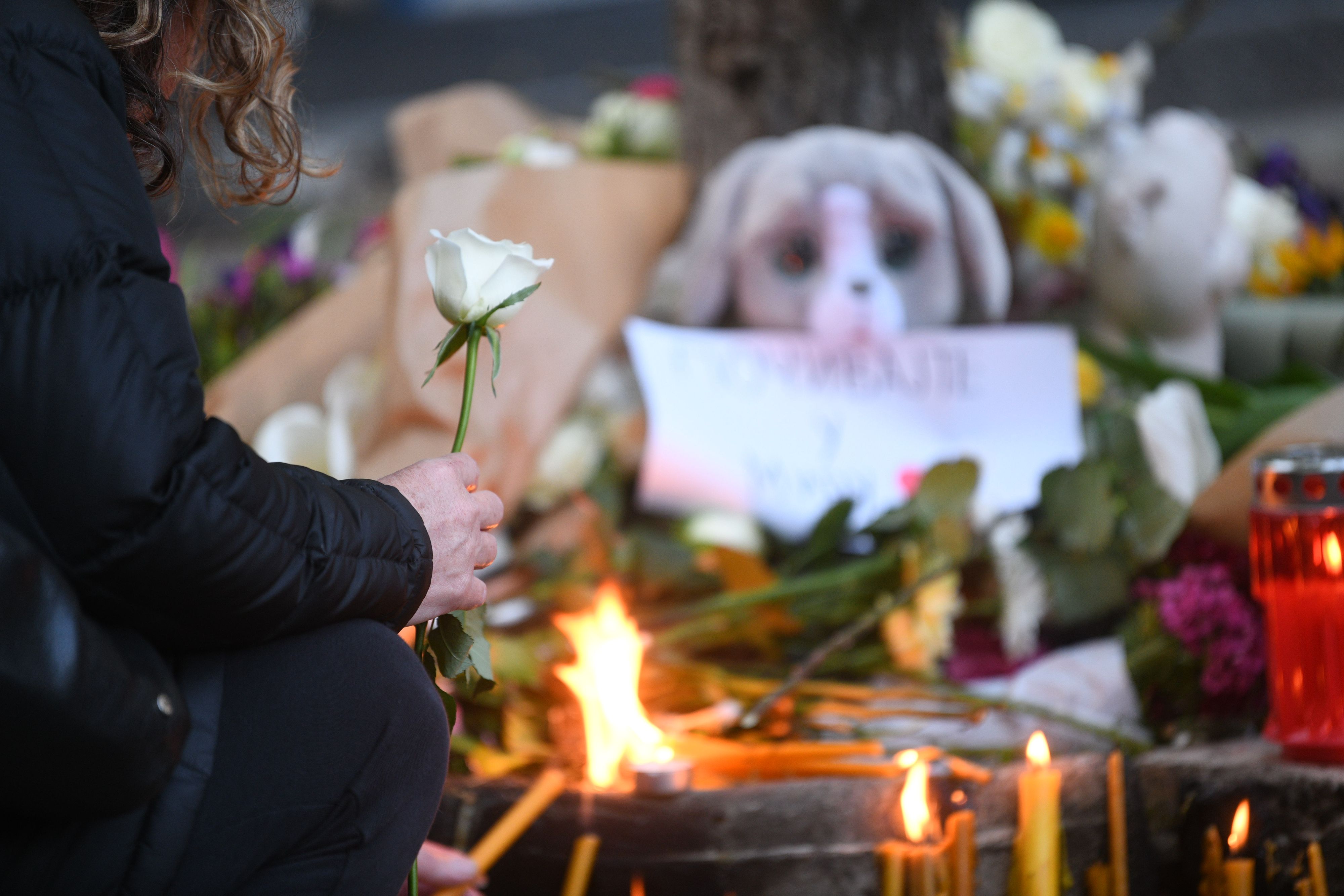 Beograd 03. maj 2023. Posle pucnjave u školi Paljenje sveća ispred Osnovne škole Vladislav Ribnikar odavanje počasti nastradaloj deci i portiru Foto: Filip Krainčanić/Nova.rs