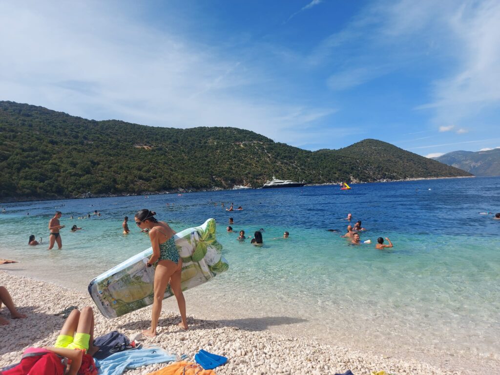 Nea Flogita, Žena sa dvoje dece jela kolače na plaži koje nije kupila tu, pa su je isterali i iz plaže i iz hotela
