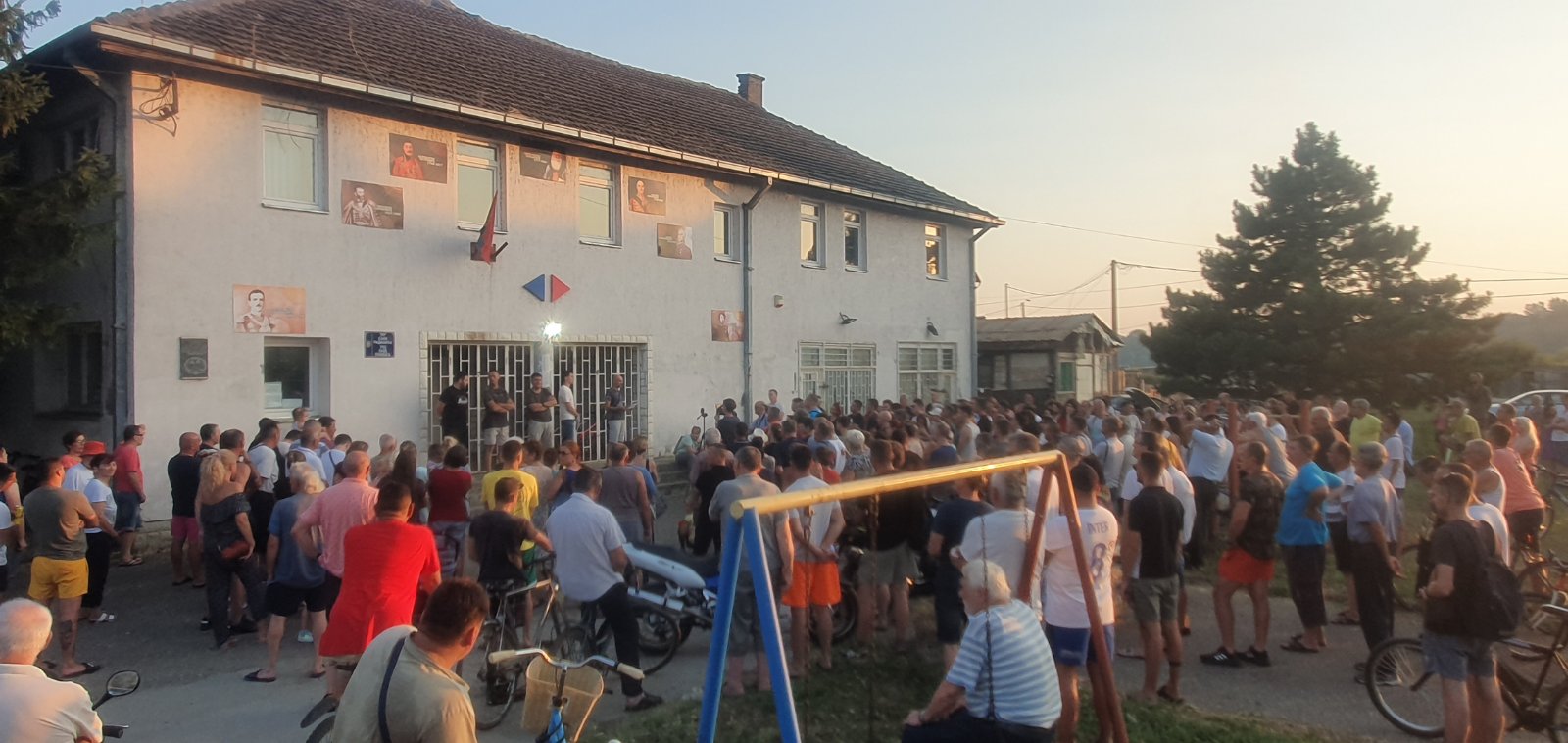 Obrenovčani traže da se tona uglja skloni sa obale Save, daleko od vode koju piju: Već 10 dana ih niko ne ferma, večeras novi protest