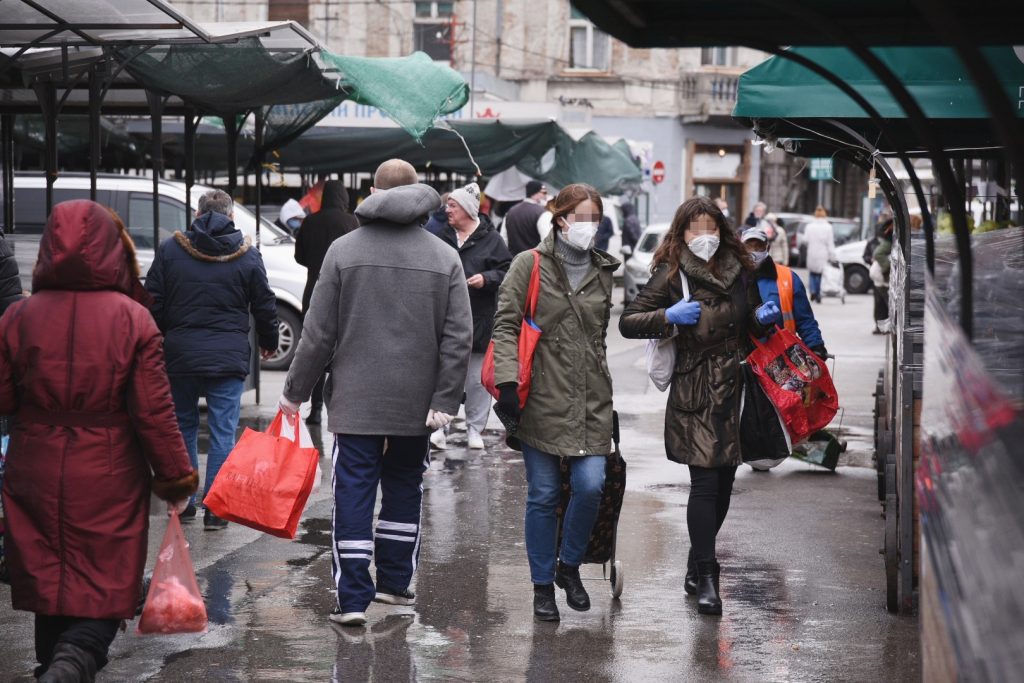 Beograd 26.03.2020. Pijaca Skadarlija, Bajlonijeva pijaca, koronavirus, zaštitna maska Foto:Dragan Mujan/Nova.rs