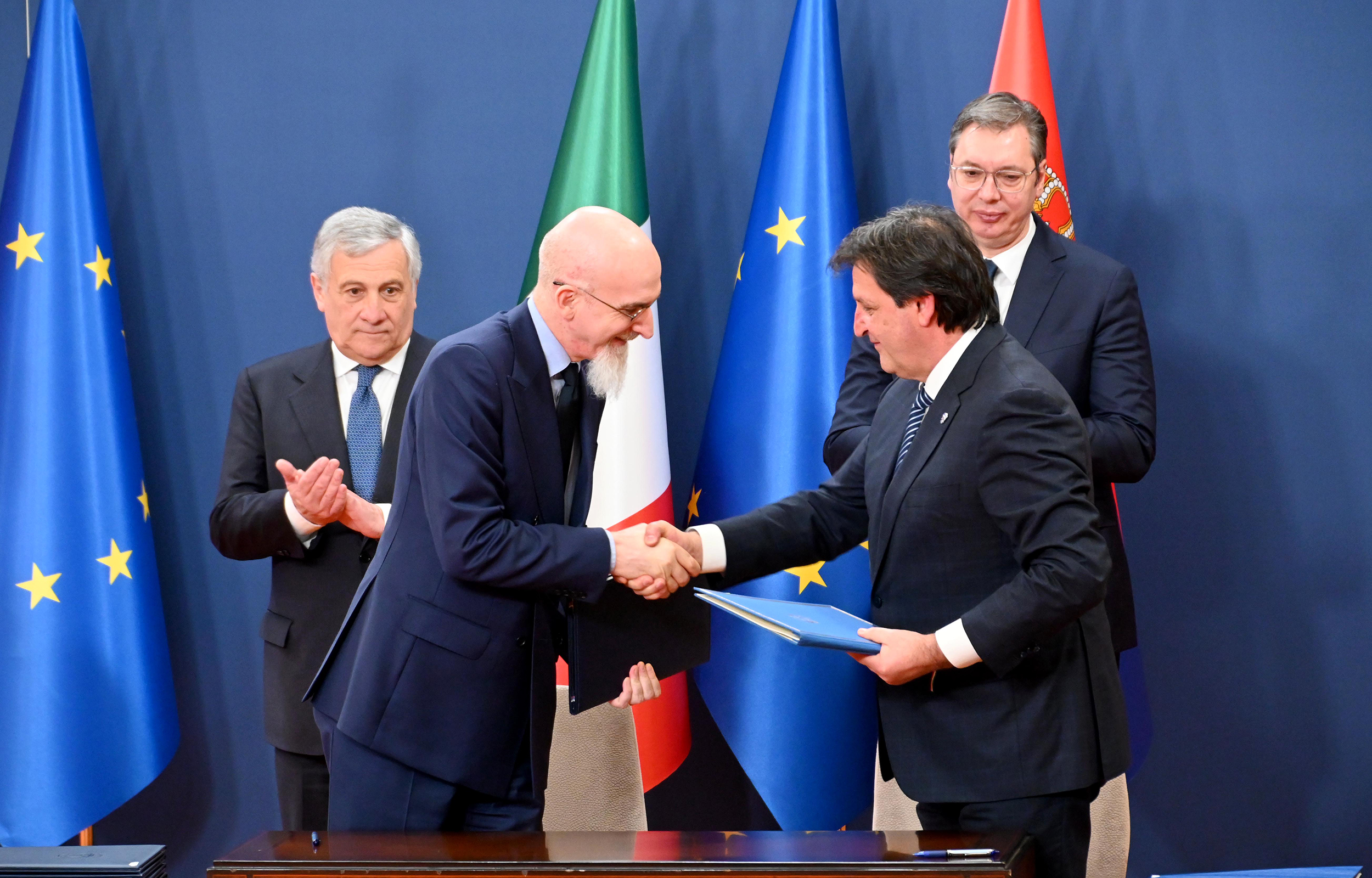 Ministar unutrašnjih poslova Bratislav Gašić i ambasador Republike Italije u
Republici Srbiji Luka Gori potpisali su danas Sporazum o uzajamnom priznavanju
i zameni vozačkih dozvola između Vlade Republike Srbije i Vlade Republike
Italije.