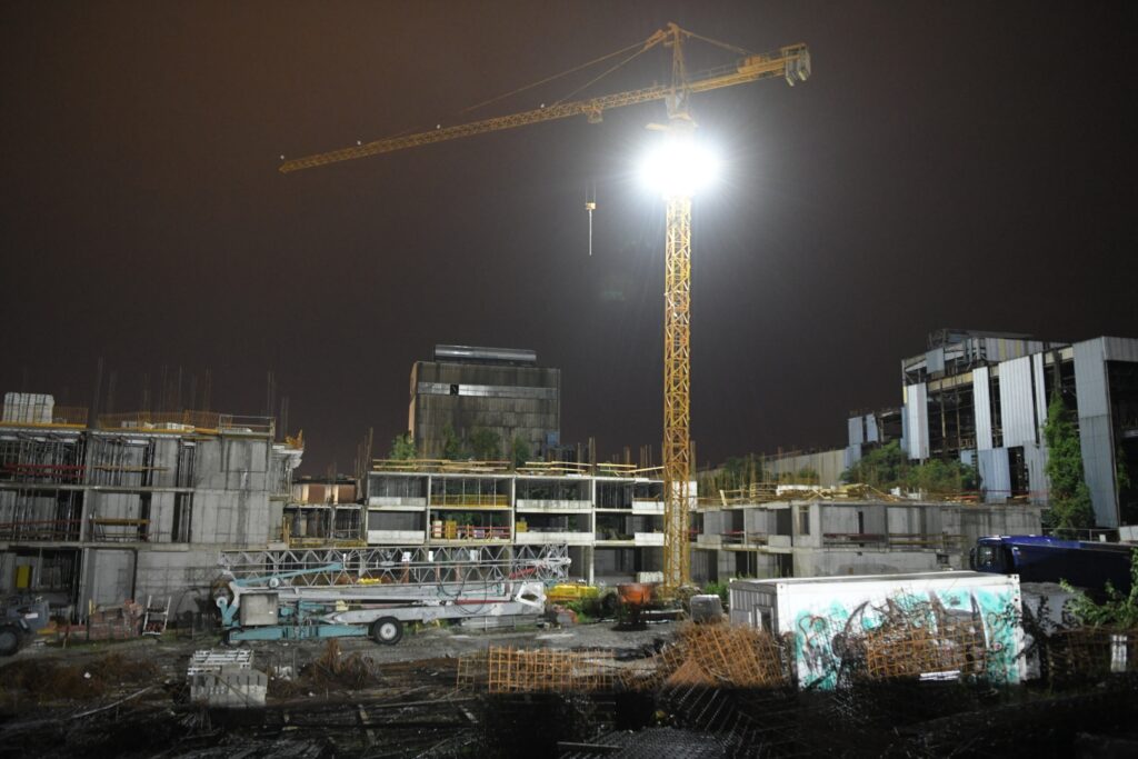 Beograd, 19.07.2023. oluja, nevreme, srušen kran na gradilištu između IMT i Airport city Foto: Dragan Mujan/Nova.rs