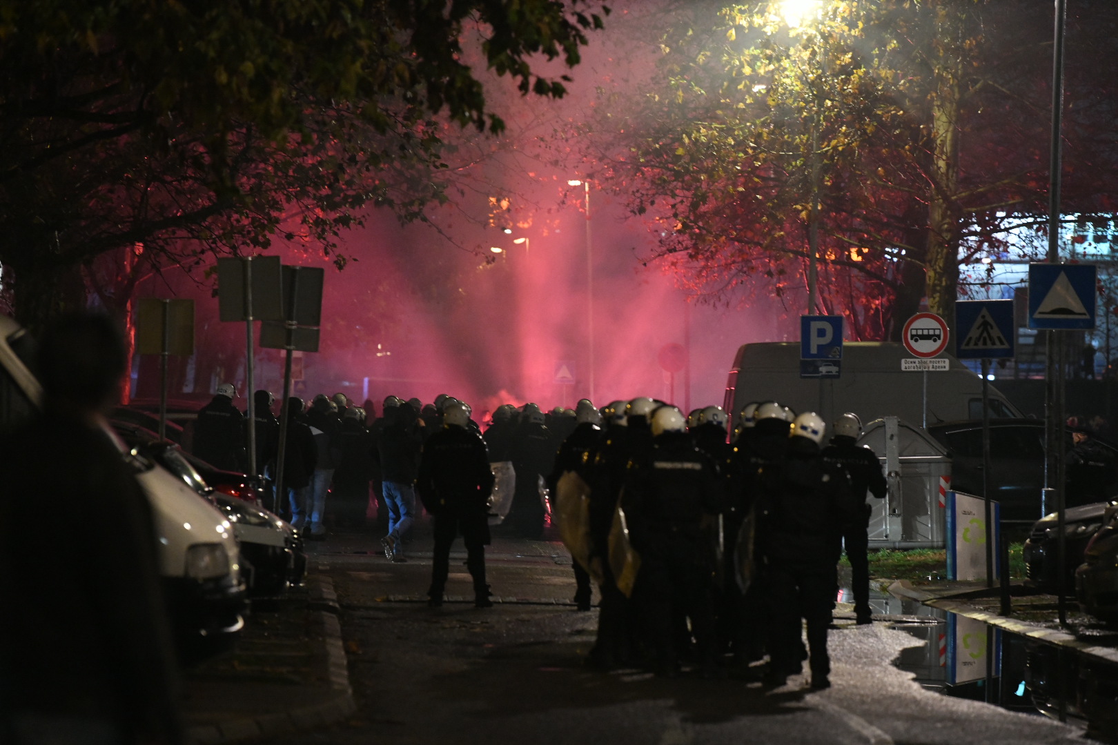 Beograd 08.12.2022. Policija, kordon policije kod Štark arene, navijači, baklje, baklja, košarkaški derbi Foto: Vesna Lalić/Nova.rs