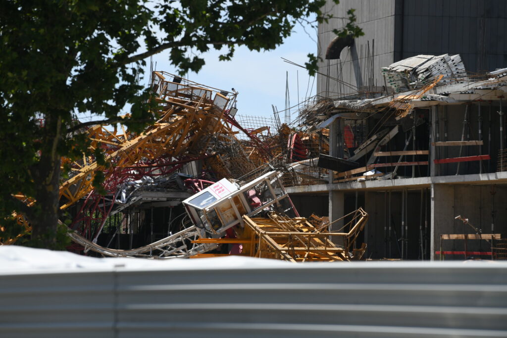 Beograd 20. jul 2023. Posledice supercelijske oluje koja je sinoc pogodila Srbiju, oborena stabla, pocupano drvo, polomljeno kran Novi Beograd Foto:Vesna Lalić/Nova.rs