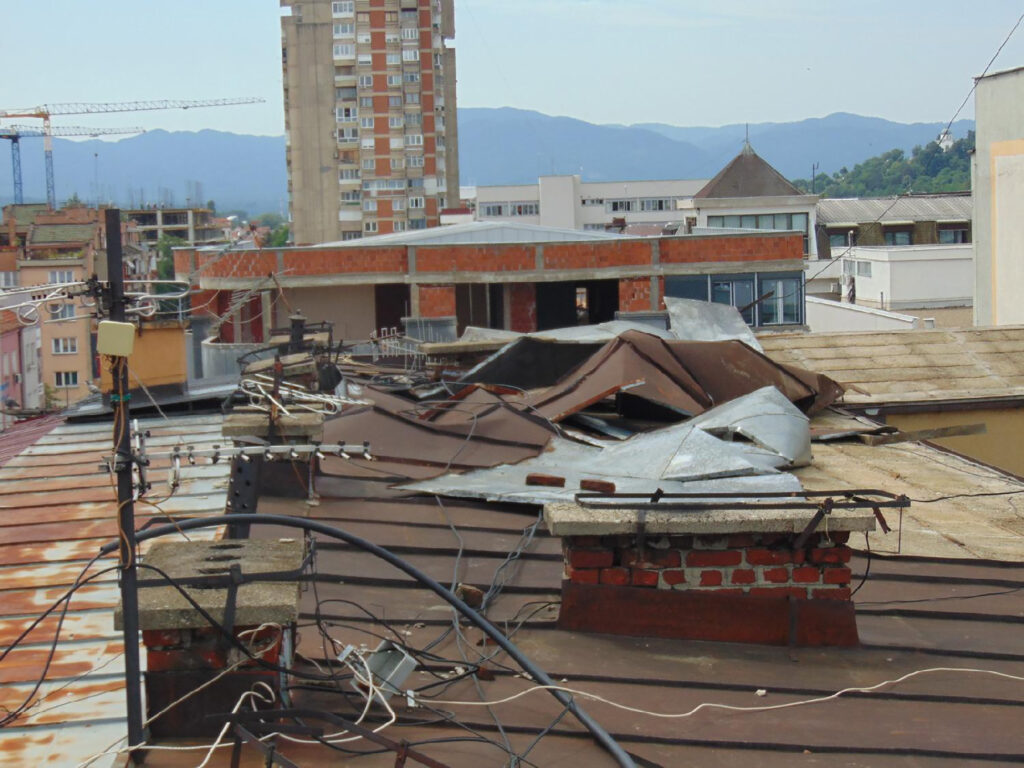 Mesto: Leskovac
Datum: Thu Jul 20 12:01:25 CEST 2023
Dogadjaj: HRONIKA - posledice sinoćnjeg nevremena u Leskovcu
Fotoreporter: Ljiljana Stojanović
Izvor: FoNet