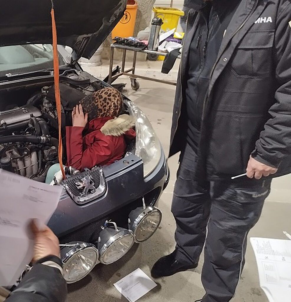 carina Gradinje,  carinici otvorili haubu automobila i ugledali ženu sakrivenu između motora i hladnjaka!?, carina, zena