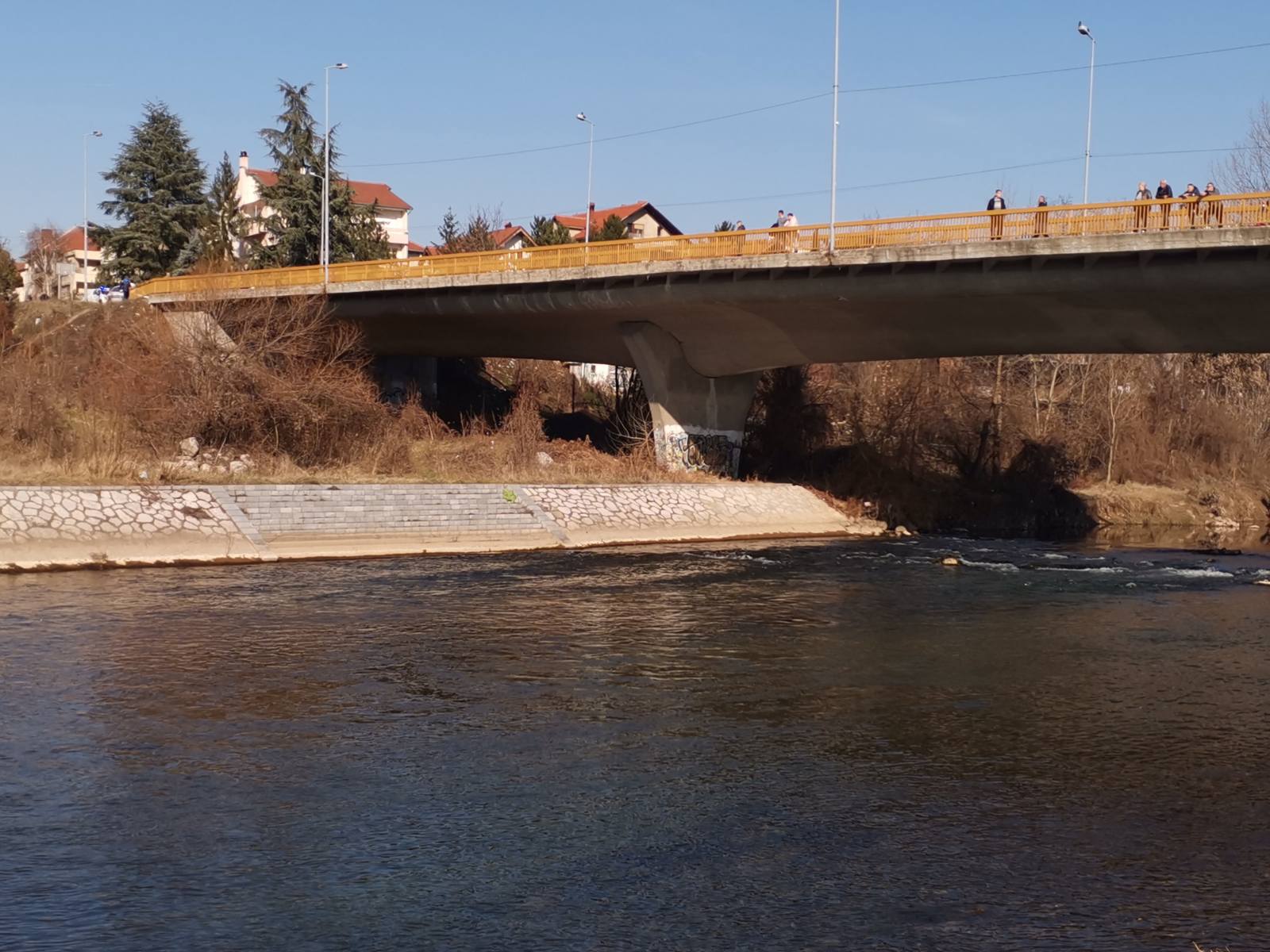 Policija, spasioci, telo pluta Nisavom, pokrivalica, Nisava