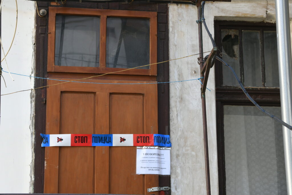 Zrenjanin 31. mart 2023. Kuća u kojoj su pronađena tela mladića i devojke u fazi raspadanja, mesto tragedije, zgrada, ulazna vrata, policijska traka Foto:Vesna Lalić/Nova.rs