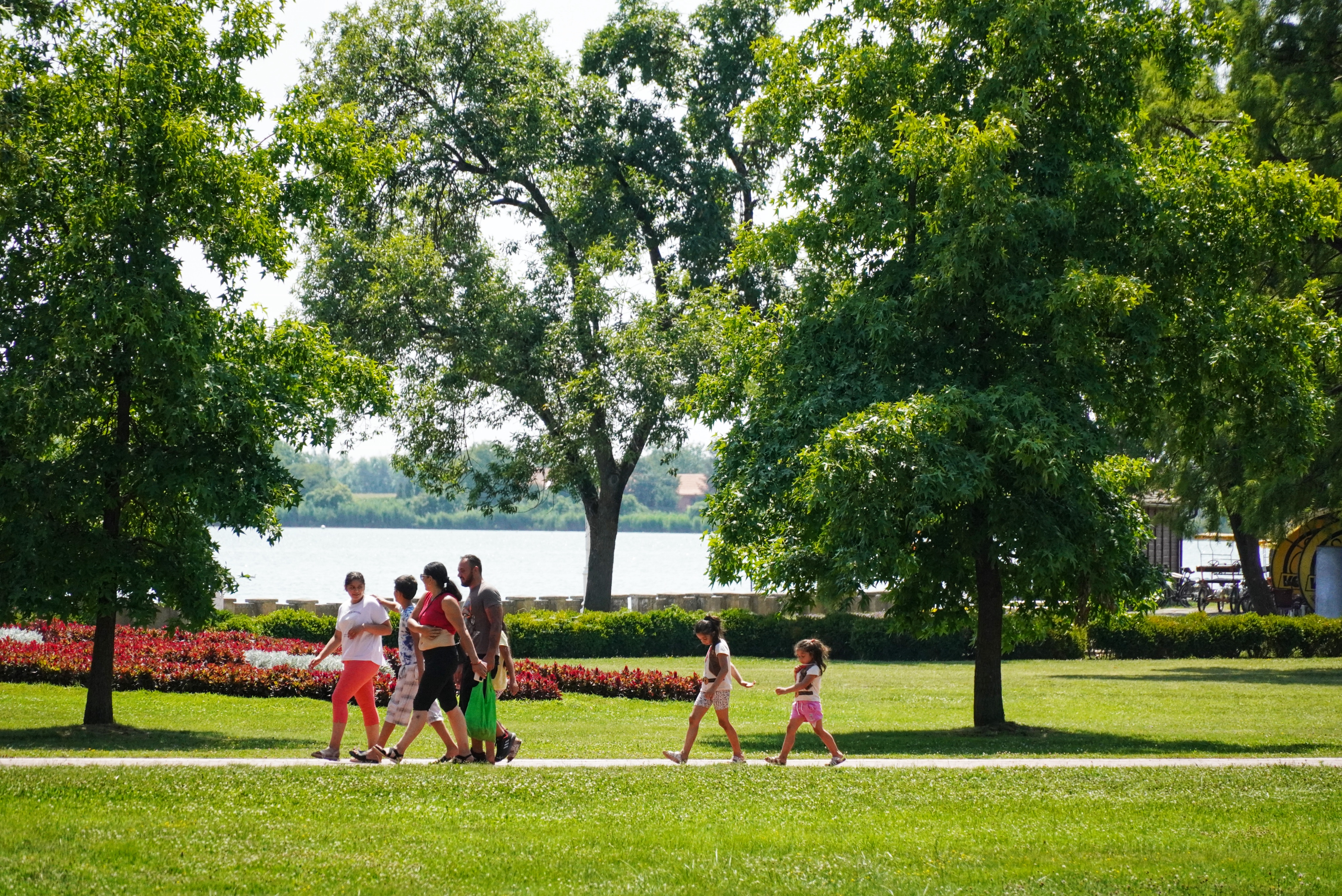 Paliæ, 17. jula 2023.-  Republièki hidrometeoroloki zavod (RHMZ) saoptio je da æe danas biti najtopliji dan ove sedmice sa maksimalnim temperaturama od 37 do 40 stepebni Celzijusa. Na Paliæu je danas sunèano i toplo. FOTO TANJUG/ VLADIMIR PORÈIÆ/ nr